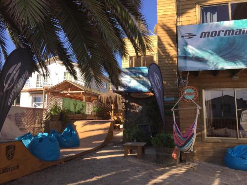 a shop with a hammock outside of a building at Hostal Maitencillo Norte in Maitencillo