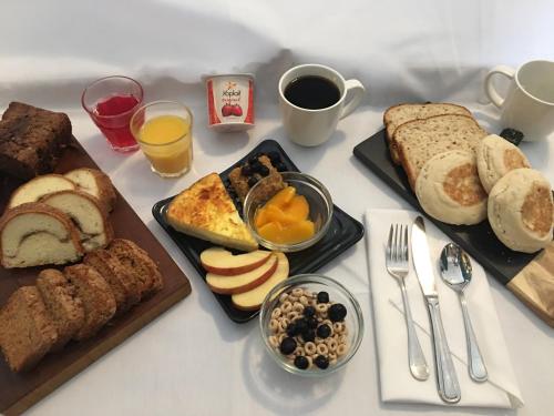 una mesa con varios tipos de pan y alimentos para el desayuno en Kalispell Grand Hotel, en Kalispell