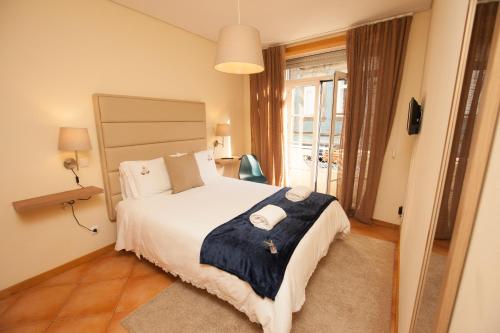 ポルトにあるML Formosa Deluxe Roomsのベッドルーム(大型ベッド1台、窓付)