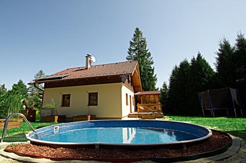 uma pequena piscina em frente a uma casa em Stag house - Jelení dom em Smizany
