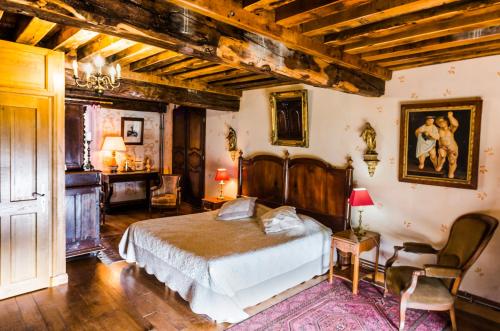Un pat sau paturi într-o cameră la Le Moulin Rénové