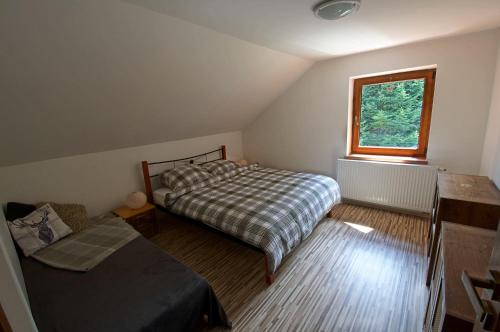 מיטה או מיטות בחדר ב-Stag house - Jelení dom