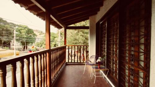 The Chill in Mansion Hostel Santa Martaにあるバルコニーまたはテラス