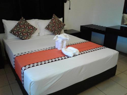 Una cama o camas en una habitación de Suva Motor Inn