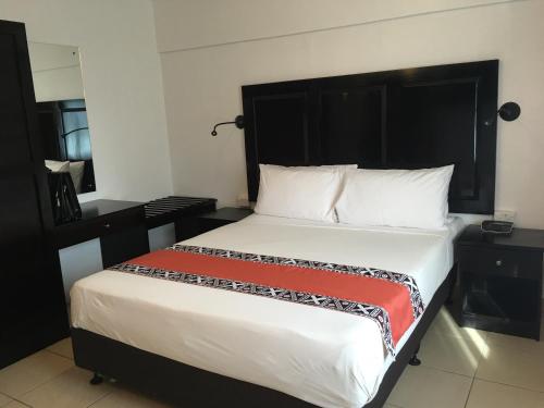 Una cama o camas en una habitación de Suva Motor Inn
