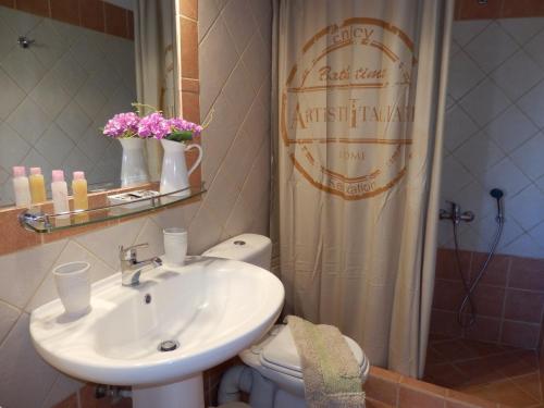 普拉坦亞斯的住宿－Charisma Apartment，一间带水槽、卫生间和淋浴的浴室