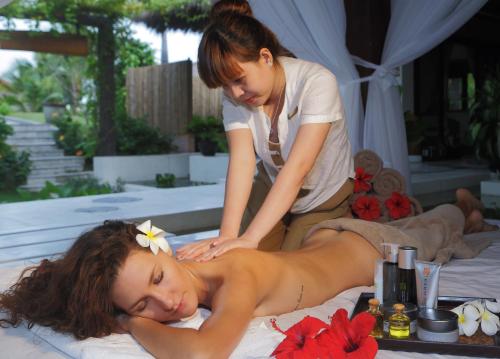 - un massage du dos pour une femme au spa dans l'établissement The Cliff Resort & Residences, à Mui Ne