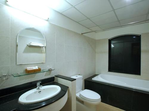 Ett badrum på Hoang Ha Hotel