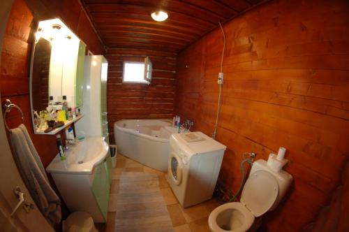 Ett badrum på Rönk-wellness Panzió Mezőpeterd