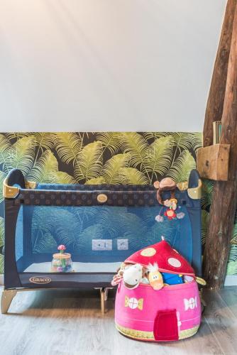 a toy suitcase with two dolls on top of it at Gite "le millésime" in Épernay