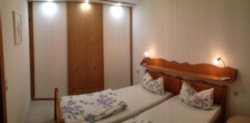 1 dormitorio con 1 cama con 2 almohadas en Haus Alpensonne en Oberstaufen