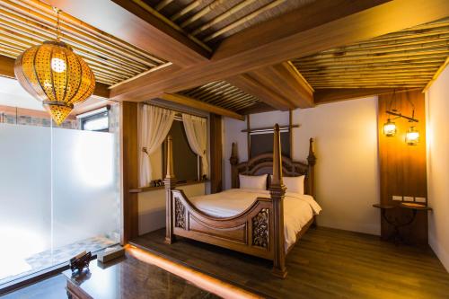 羅東鎮的住宿－Fmvanilla，一间卧室,卧室内配有一张天蓬床