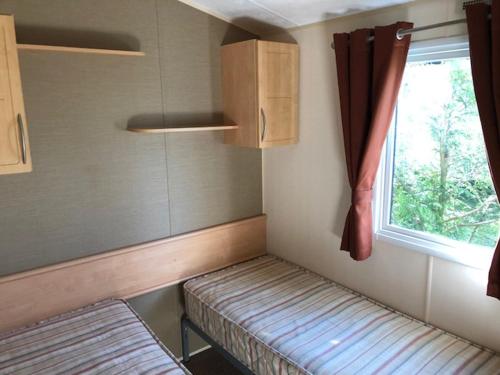 LilleにあるVerblijfpark De Bremのベッドと窓のある小さな部屋