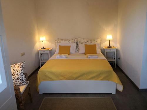 una camera con un grande letto con due lampade di Sea and pine paradise a Orebić (Sabbioncello)