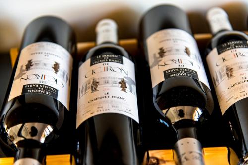 RibauteにあるChâteau Ciceronのテーブルの上に置かれた4本のワイン