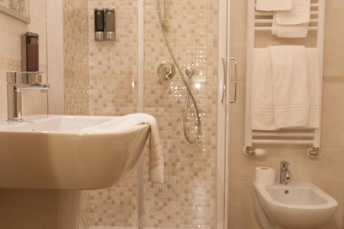 bagno con lavandino e doccia con lavandino di Hotel Ristorante Piccadilly a Santhià