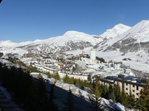 a city in the snow with mountains in the background at Monterotta 18 in Sestriere