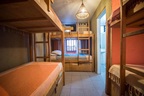 Katil dua tingkat atau katil-katil dua tingkat dalam bilik di Tupiniquim Hostel Rio de Janeiro
