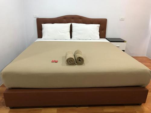 Säng eller sängar i ett rum på Boodsarin Hotel