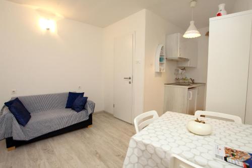 sala de estar con mesa y sofá en Apartma Mery, en Piran