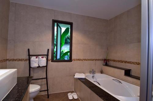 Phòng tắm tại 3 Bedroom Villa Kao Lom SDV127-By Samui Dream Villas