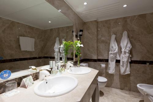 uma casa de banho com 2 lavatórios e 2 WC em Hotel Praga em Madrid
