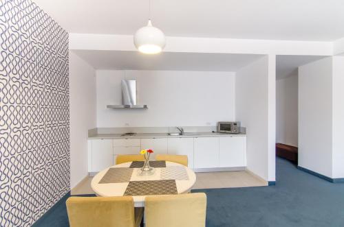 Apart Hotel Vlad Tepesにあるキッチンまたは簡易キッチン