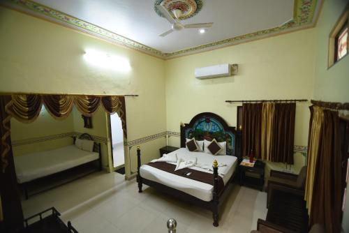 A bed or beds in a room at Hotel Vaishnavi