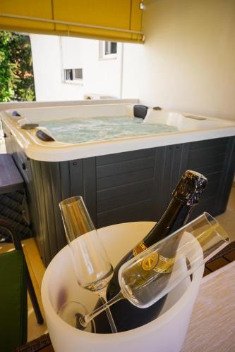 Apartment Paula with Private Jacuzzi and Parking- near the Beach