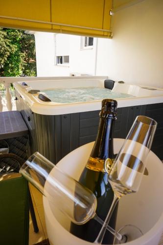 Apartment Paula with Private Jacuzzi and Parking- near the Beach