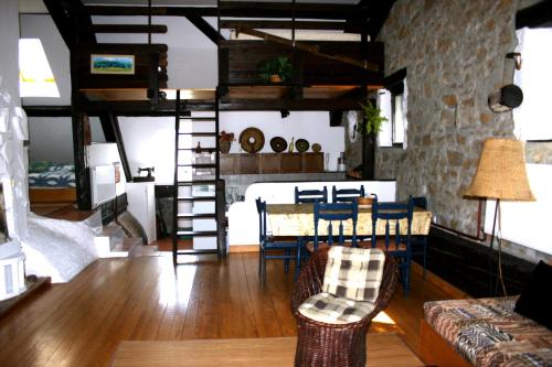 Planina的住宿－Apartment Šefic，一间带桌椅的客厅和一个阁楼