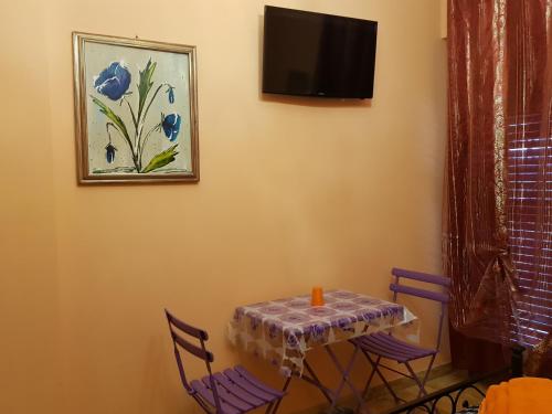 ローマにあるThe Sun Houseのテーブル(椅子付)、壁掛けテレビ