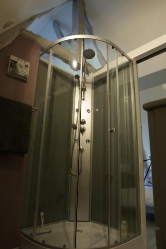La salle de bains est pourvue d'une douche et d'une cabine de verre. dans l'établissement Le Clos d'Esquay, Côté Aure, à Esquay-sur-Seulles