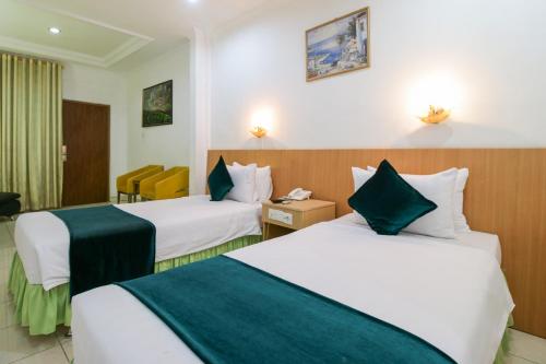 Tempat tidur dalam kamar di Mariani International Hotel