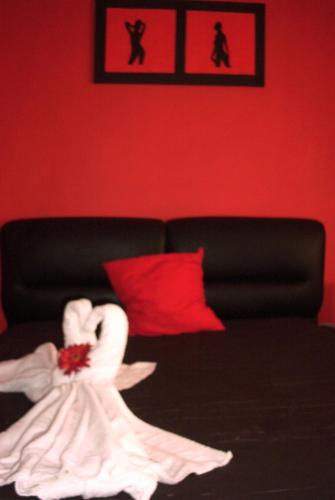 a room with a bed with a swan doll on it at SEIA Alojamentos Leitao in Seia