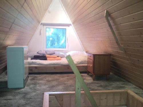 CanowにあるFinnhütte Canowの小さな部屋で、ベッド1台が備わります。
