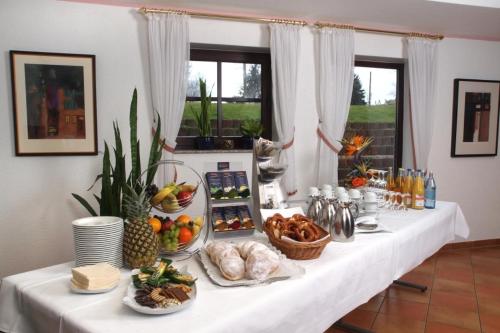 una mesa larga con comida encima en Weingut Sandwiese Winzerhotel, en Worms