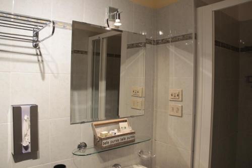 baño con espejo y lavabo en Hotel Argentina, en Santa Margherita Ligure