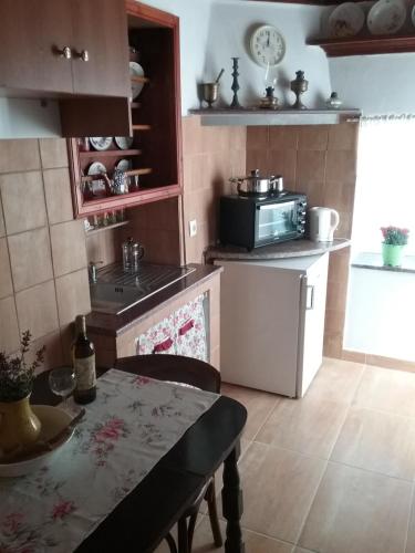 Kuchyň nebo kuchyňský kout v ubytování Karpathos house