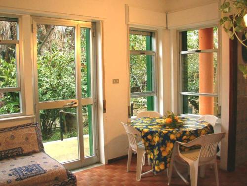 サン・ジョルジョにあるLe Palme Gardenのダイニングルーム(テーブル、椅子、窓付)
