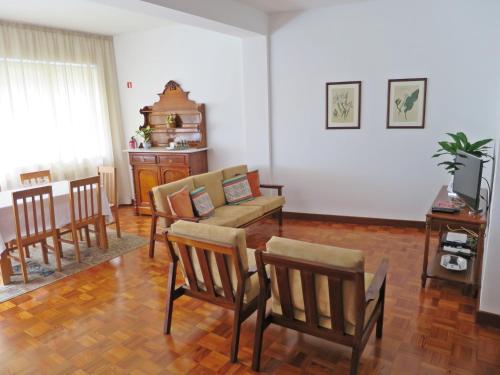 sala de estar con sillas, sofá y mesa en Funchal Downtown Flats 2 en Funchal