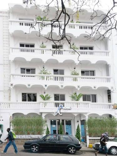 a black car parked in front of a white building at A l'hotel in Antananarivo
