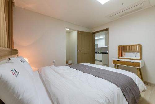 Un pat sau paturi într-o cameră la Home Fourest Residence Hotel Okpo