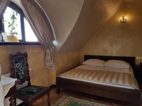 a bedroom with a bed and a window at Dwór Anna in Ciecierzyn