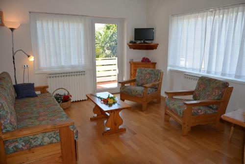 a living room with chairs and a coffee table at Casa Bellavista 1 in Colico