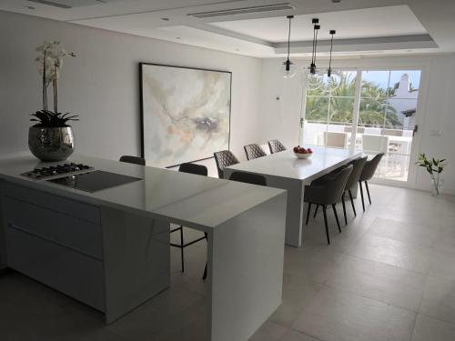 Modern Apartment Puente Romano