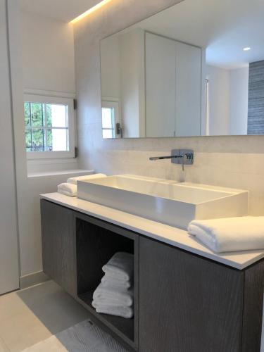 Modern Apartment Puente Romano