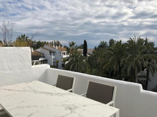 Modern Apartment Puente Romano