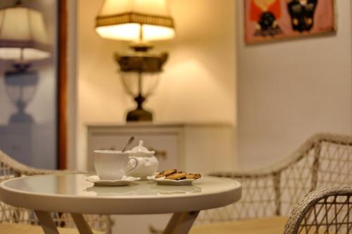 فندق Tbilisi View في تبليسي: طاولة عليها كوب من الشاي والبسكويت