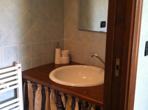 La salle de bains est pourvue d'un lavabo et d'un miroir. dans l'établissement Agriturismo La Rocca di Perti, à Finale Ligure